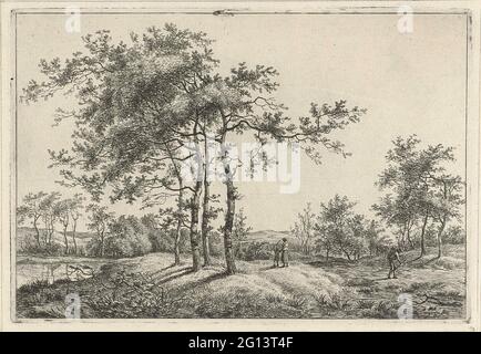 Landschaft mit Mutter und Kind. In einer Landschaft mit hohen Bäumen befinden sich eine Frau und ein Kind im Gras. Auf dem Weg geht ein Mann mit einem Korb auf dem Rücken. Stockfoto