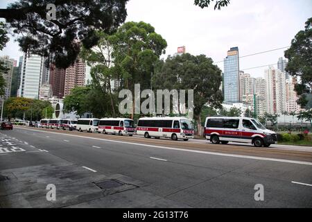 Hongkong, China. Juni 2021. Polizei in der Nähe des Victoria Parks gesehen. Am 32. Jahrestag des Vorfalls auf dem Platz des Himmlischen Friedens wird der Victoria Park zum ersten Mal leer, da Hunderte von Polizisten eingesetzt wurden, um den Park zu umgeben. Bürger in schwarzen Hemden, Blumen und Kerzen marschieren im Victoria Park herum, trotz der starken Strafverfolgung und der Bedrohung durch das nationale Sicherheitsgesetz Hongkongs. Kredit: SOPA Images Limited/Alamy Live Nachrichten Stockfoto