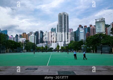 Hongkong, China. Juni 2021. Polizeibeamte im Victoria Park gesehen. Am 32. Jahrestag des Vorfalls auf dem Platz des Himmlischen Friedens wird der Victoria Park zum ersten Mal leer, da Hunderte von Polizisten eingesetzt wurden, um den Park zu umgeben. Bürger in schwarzen Hemden, Blumen und Kerzen marschieren im Victoria Park herum, trotz der starken Strafverfolgung und der Bedrohung durch das nationale Sicherheitsgesetz Hongkongs. Kredit: SOPA Images Limited/Alamy Live Nachrichten Stockfoto