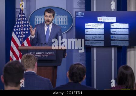 Washington DC, USA. Juni 2021. Brian Deese, Direktor des National Economic Council, beantwortet eine Frage der Nachrichtenmedien während des täglichen Pressebriefing im Weißen Haus in Washington, DC, USA, am 04. Juni 2021. Der Beschäftigungsbericht vom Mai wies darauf hin, dass die Arbeitslosigkeit auf 5.8 % zurückging und die Wirtschaft 559,000 Arbeitsplätze hinzufügte. Quelle: Abaca Press/Alamy Live News Stockfoto