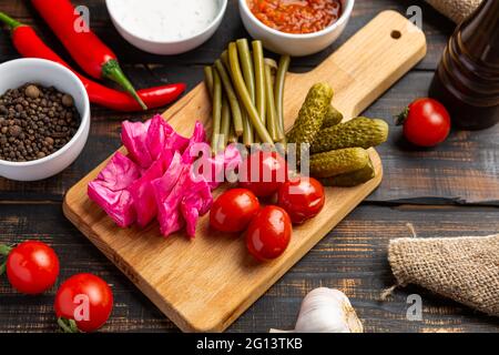 Vorspeisen Set Gurken, Kohl und Tomaten auf Schneidebrett Stockfoto