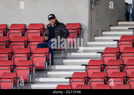 Salford, Großbritannien. Juni 2021. 4. Juni 2021; AJ Bell Stadium, Salford, Lancashire, England; Englische Premiership Rugby, Sale Sharks versus Harlekins; Englands Cheftrainer Eddie Jones entdeckte das Spiel auf den Tribünen Kredit: Action Plus Sports Images/Alamy Live News Stockfoto