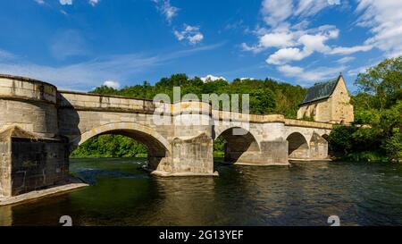 Die historische Brücke über die Werra bei Creuzburg im Werra-Tal in Thüringen Stockfoto