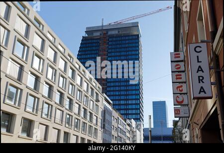 basel april 24. 2021: canon xl Poster Store Schild vor einem großen blauen Wolkenkratzer Stockfoto