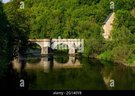 Die historische Brücke über die Werra bei Creuzburg im Werra-Tal in Thüringen Stockfoto