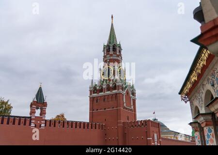 Spasskaya Turm Des Kremls Auf Dem Roten Platz In Moskau, Russland Stockfoto