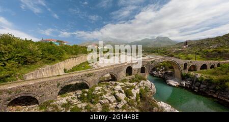 Historische gewölbte Mesi-Brücke in der Nähe der Stadt Shkoder in Albanien Stockfoto