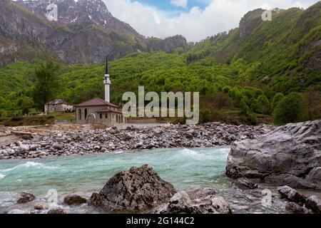 Moschee im Valbone-Tal bekannt als albanische Alpen, Albanien Stockfoto