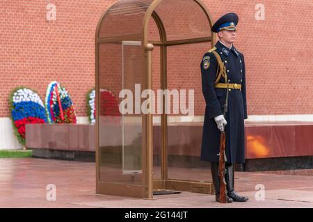 Militärgarde und die ewige Flamme am Grab des unbekannten Soldaten, Moskau, Russland Stockfoto