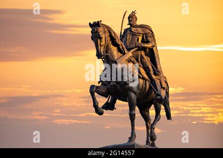 Statue des albanischen Nationalhelden Skanderbeg beim Sonnenuntergang auf dem Skanderbeg-Platz in Tirana, Albanien. Stockfoto
