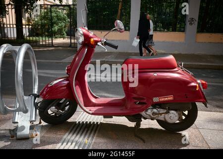 Klassische rote alten Stil Giorno Roller steht auf dem Bürgersteig geparkt: Moskau, Russland - 26. Mai 2021 Stockfoto