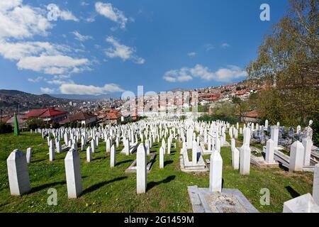 Der muslimische Friedhof von Kovaci, der den Opfern des Bosnienkrieges gewidmet ist, befindet sich in Sarajevo, Bosnien und Herzegowina. Stockfoto