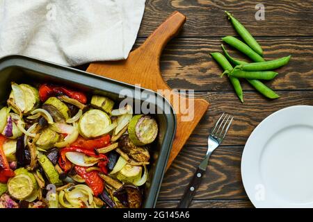 Gebackenes Gemüse auf einem Backblech, Auberginen, Zucchini, schwarze Karotten, bulgarischer Pfeffer und Pilze Stockfoto