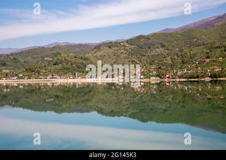 Dorfhäuser und Reflexionen in Bosnien und Herzegowina Stockfoto