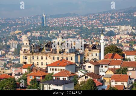 Blick über die Überreste der Jajce-Kaserne aus dem Bosnienkrieg, Sarajevo, Bosnien und Herzegowina Stockfoto