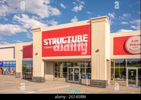 Calgary, Alberta - 3. Juni 2021: Außenfassade eines Möbelhauses Structube in Calgary. Stockfoto