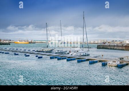 Reykjavic , Island- 20. Feb 2020: Marine- und Segelschiffe in Reykjavik der Stadthafen in Reykjavik ist die Hauptstadt und größte Stadt Islands. I Stockfoto