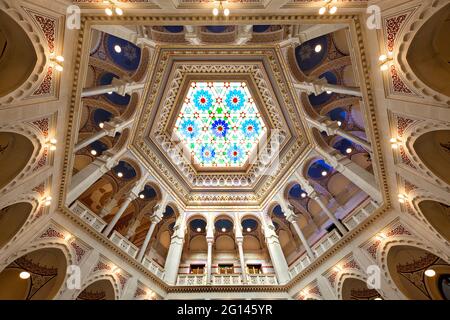 Kuppel der National- und Universitätsbibliothek, die das ehemalige Rathaus war, in Sarajevo, Bosnien und Herzegowina. Stockfoto