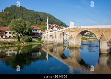 Historische Bogenbrücke in der Altstadt von Konic, Bosnien und Herzegowina Stockfoto