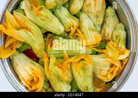 Zucchini Blumen Dolma gefüllt mit Reis Pilaf . ungekochte, türkische Speisen im Topf. Stockfoto