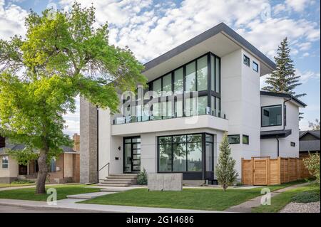 Luxushaus an sonnigen Tagen in Calgary, Kanada. Stockfoto