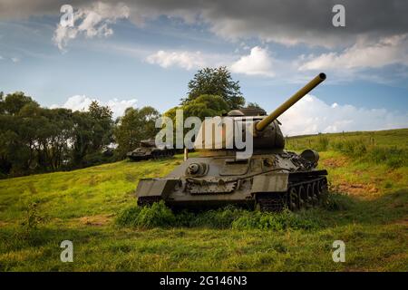 Sowjetischer mittlerer Panzer T-34 85 im Tal des Todes (Udolie smrti) - Kriegsgebiet des Zweiten Weltkriegs (Schlacht am Dukla-Pass). Slowakei - Region Svidnik. Stockfoto