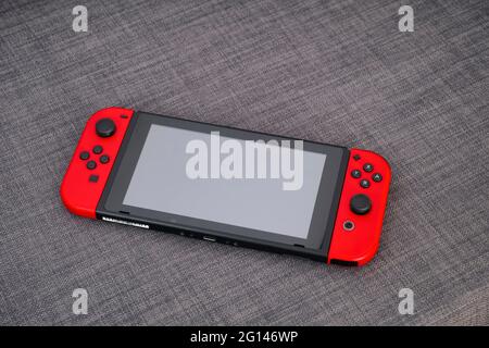 Tambow, Russische Föderation - 22. Juni 2019 Nintendo Switch Videospielkonsole auf grauem Textilhintergrund. Stockfoto