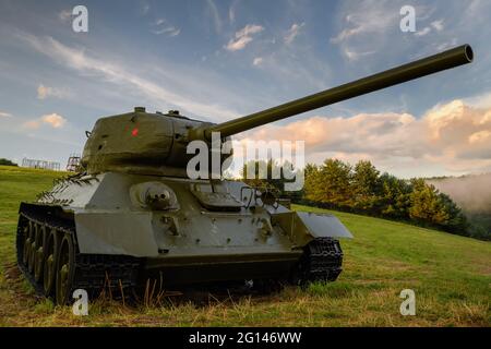 Sowjetischer mittlerer Panzer T-34 85 im Tal des Todes (Udolie smrti) - Kriegsgebiet des Zweiten Weltkriegs (Schlacht am Dukla-Pass). Slowakei - Region Svidnik. Stockfoto