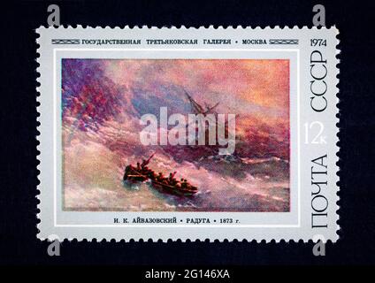 Tambow, Russische Föderation - 02. Oktober 2013 USSR Briefmarke Rainbow von Ivan Aivazovsky (1873). 1974 Jahre. Schwarzer Hintergrund. Stockfoto