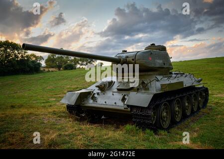 Sowjetischer mittlerer Panzer T-34 85 im Tal des Todes (Udolie smrti) - Kriegsgebiet des Zweiten Weltkriegs (Schlacht am Dukla-Pass). Slowakei - Region Svidnik. Stockfoto