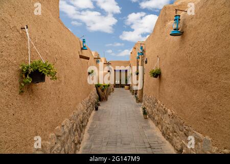 Schmale Straße in der Altstadt von Abarkooh im Iran Stockfoto