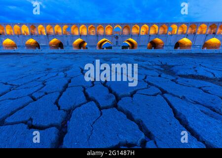 Siosepol-Brücke in der Dämmerung in Zeiten der Dürre in Isfahan, Iran Stockfoto