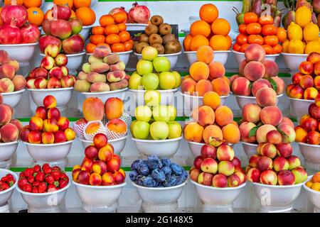 Ausstellung von Früchten auf dem Markt in Almaty, Kasachstan Stockfoto