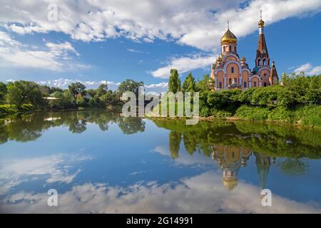 Russisch-orthodoxe Kirche als Kirche der Erhöhung des Heiligen Kreuzes und seine Reflexion in Almaty, Kasachstan Stockfoto