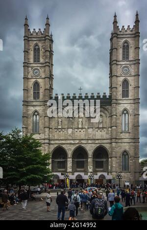 Provinz Quebec, Kanada, September 2019, Blick auf eine urbane Szene der Basilika Notre-Dame in der Stadt Montreal Stockfoto