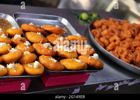 Traditionelles indisches Street Food. Süßes Essen, gewürzte Speisen Stockfoto