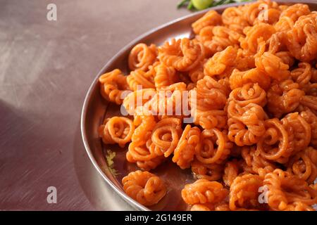 Traditionelles indisches Street Food. Süßes Essen, gewürzte Speisen Stockfoto