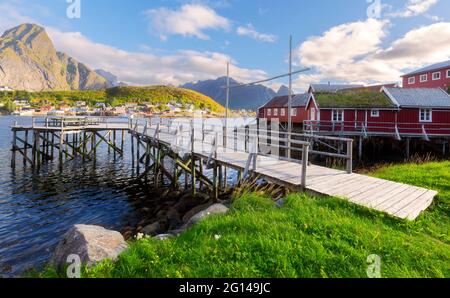 Typische norwegische Fischerdorf mit traditionellen roten Rorbu-Hütten, Reine, Lofoten Inseln, Norwegen Stockfoto