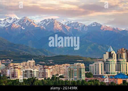 Blick über Almaty mit schneebedeckten Bergen im Hintergrund, Almaty, Kasachstan Stockfoto