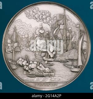 Medaille zum Gedenken an Michiel de Ruyter. Diese Gedenkmedaille wurde anlässlich der Beerdigung von Admiral de Ruyter am 18. März 1677 entworfen. Die Vorderseite zeigt ein Porträt des Admirals, die Rückseite ein Bild einer Seeschlacht. Joachim Oudaen schrieb ein Gedicht zum Gedenken an den Tod von De Ruyter, das mit der Zeile‘Er färbt seine Lorbeeren mit seinem Blut“ endet. De Ruyter war also ein wahrer Held. Beide Beispiele der Medaille stammen von der Familie De Ruyter. Stockfoto