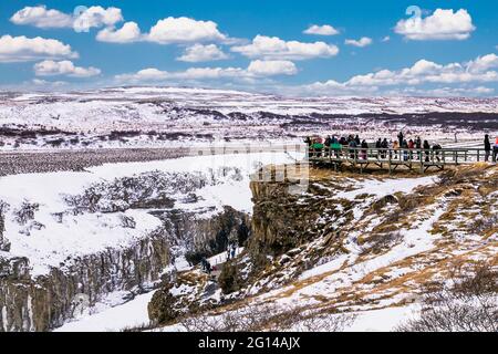 Gullfoss , Island - 21. Feb 2020: Touristen an wunderschönen Gullfoss Wasserfällen im Winter, Island. Stockfoto