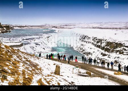 Gullfoss , Island - 21. Feb 2020: Touristen an wunderschönen Gullfoss Wasserfällen im Winter, Island. Stockfoto