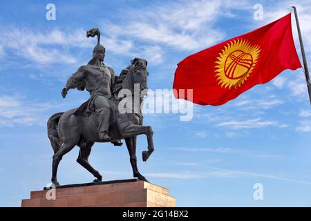 Statue des Helden Manas, die das Epos von Manas und die kirgisische Flagge auf dem Alatau-Platz in Bischkek, Kirgisistan darstellt Stockfoto