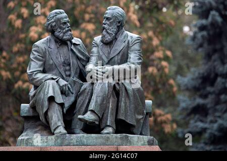 Denkmal aus der Sowjetzeit, das Karl Marx und Friedrich Engels in Bischkek, Kirgisistan, darstellt Stockfoto