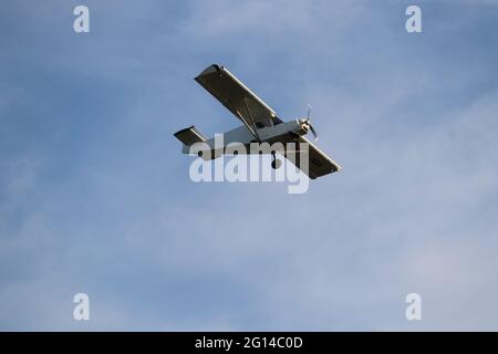 Privates Einzelpropeller-Flugzeug gegen den dramatischen Himmel - digitale Komposition. Stockfoto