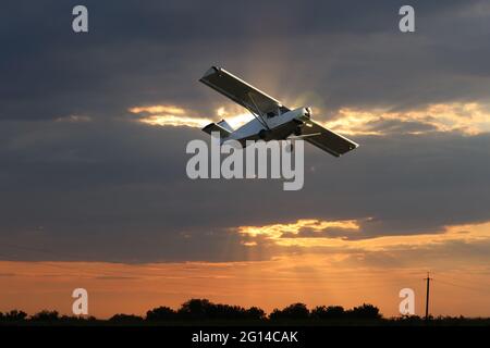 Privates Einzelpropeller-Flugzeug gegen den dramatischen Himmel - digitale Komposition. Stockfoto