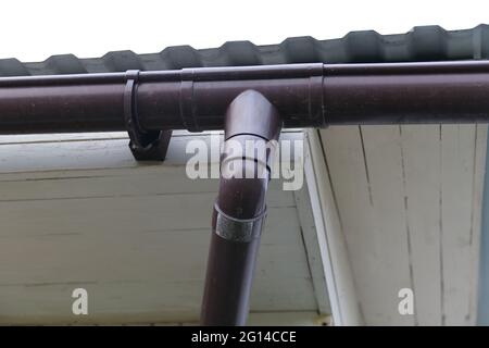 Dachrinne System auf das ländliche Haus Stockfoto