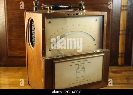 Altes deutsches Voltmeter in schöner Holzkiste. Eines der ersten Voltmeter weltweit. Stockfoto