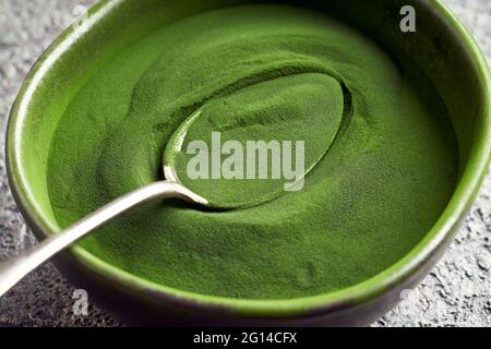 Grüne Chlorella Algenpulver in einer Schüssel, Nahaufnahme Stockfoto