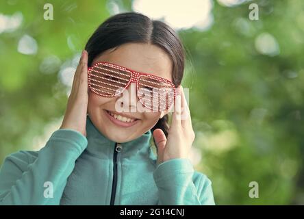 Mein Lieblings-Mode-Accessoire. Happy girl tragen ausgefallene Gläser. Kleines Kind lächelt mit Party-Look. Sommerurlaub. Mode und Style. Trendy Stockfoto